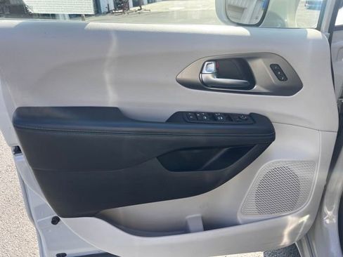 Used 2021 Chrysler Pacifica Touring-L image 20