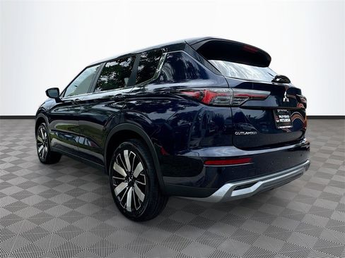 New 2025 Mitsubishi Outlander SE image 7