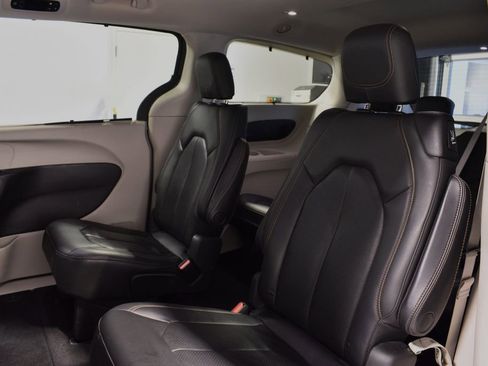 Used 2020 Chrysler Pacifica Touring-L Plus image 27