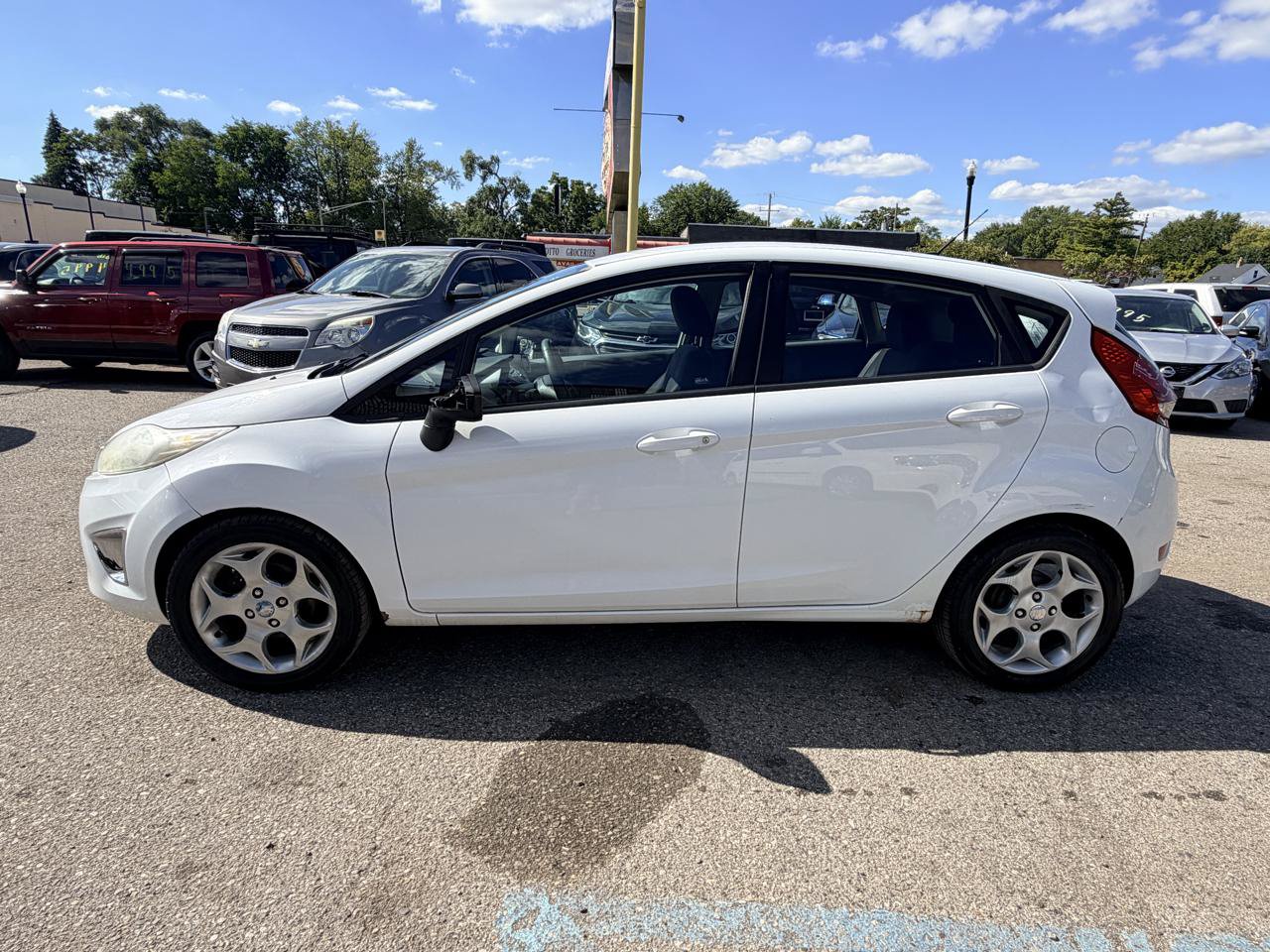 Used 2011 Ford Fiesta SES FWD image 2