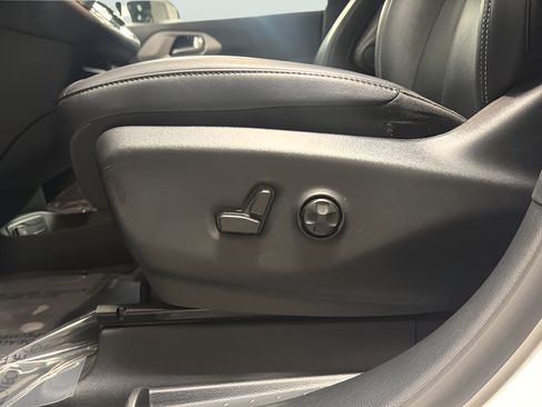 Used 2024 Chrysler Pacifica Limited FWD image 15