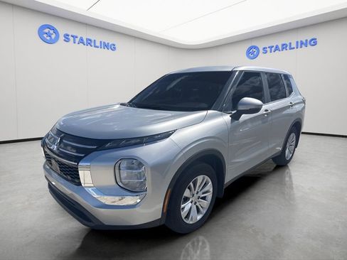 Used 2025 Mitsubishi Outlander ES FWD image 11