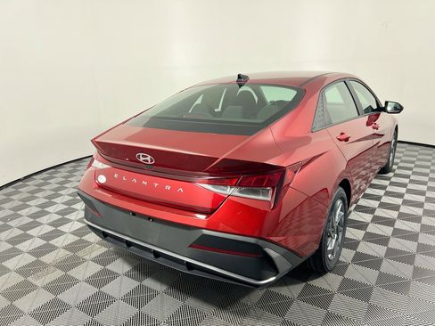 Used 2024 Hyundai Elantra SEL FWD image 3