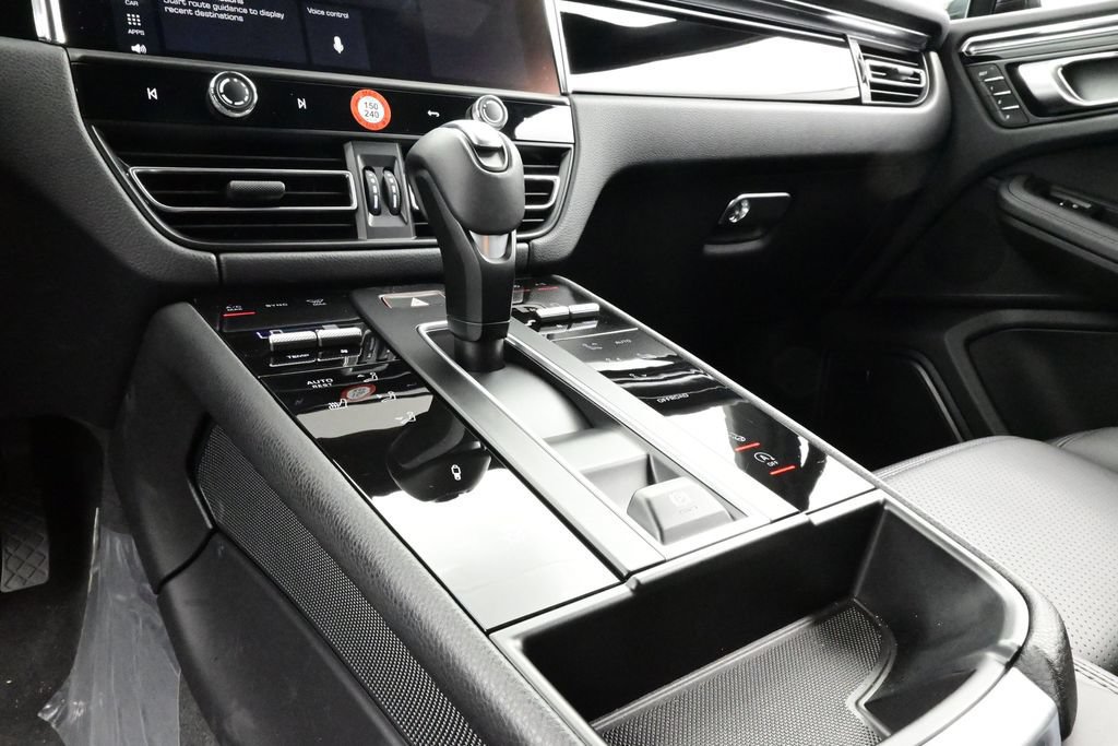 Certified 2025 Porsche Macan AWD/4WD image 11