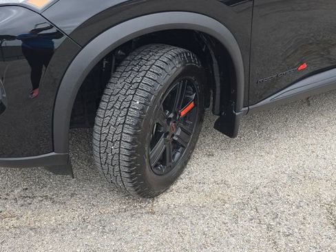 Used 2025 Nissan Rogue SV image 32