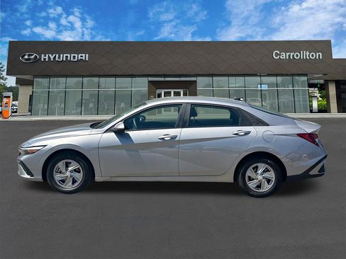 Used 2025 Hyundai Elantra SE FWD image 8