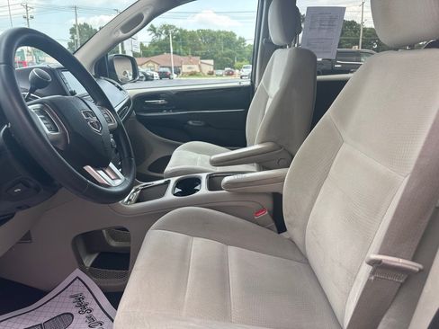 Used 2014 Dodge Grand Caravan SXT w/ UConnect Hands-Free Group FWD image 2