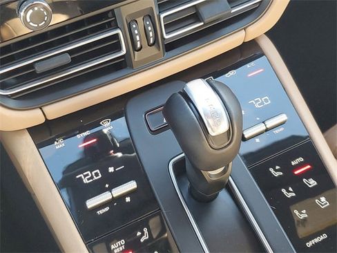 Used 2022 Porsche Macan image 18