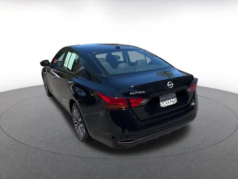 Used 2025 Nissan Altima 2.5 SV FWD image 11
