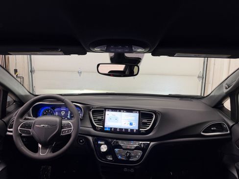 Used 2025 Chrysler Pacifica Select FWD image 3
