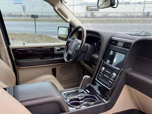 Used 2016 Lincoln Navigator Reserve image 14