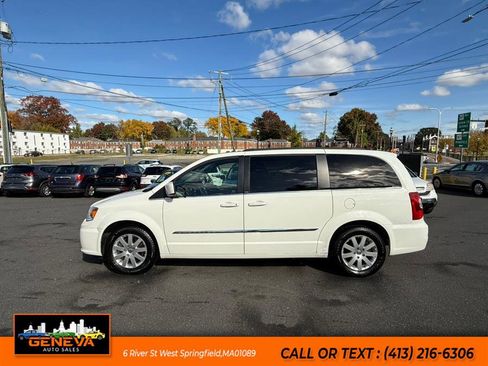 Used 2013 Chrysler Town & Country Touring image 9