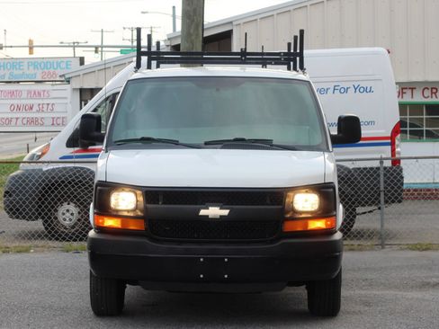 Used 2015 Chevrolet Express 2500 RWD image 2