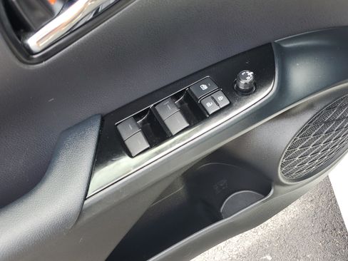 Used 2019 Toyota Prius XLE AWD/4WD image 19