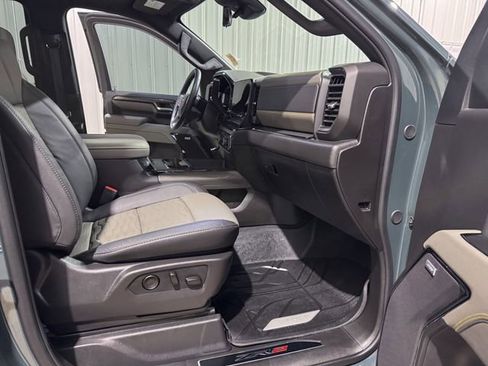 Used 2025 Chevrolet Silverado 2500 ZR2 w/ Technology Package image 25