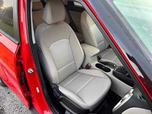 Used 2025 Kia Soul LX w/ LX Technology Package FWD image 16