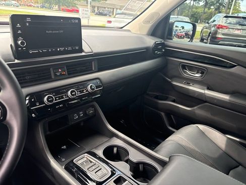 Used 2025 Honda Pilot Touring image 18