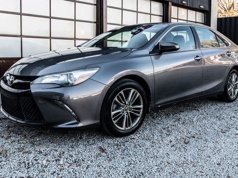 Used 2015 Toyota Camry SE image 1