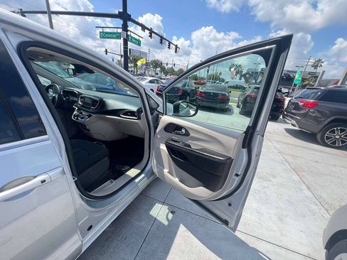 Used 2023 Chrysler Voyager LX FWD image 6