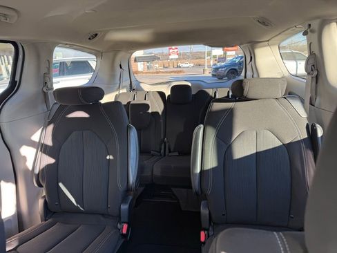 Used 2023 Chrysler Voyager LX image 14