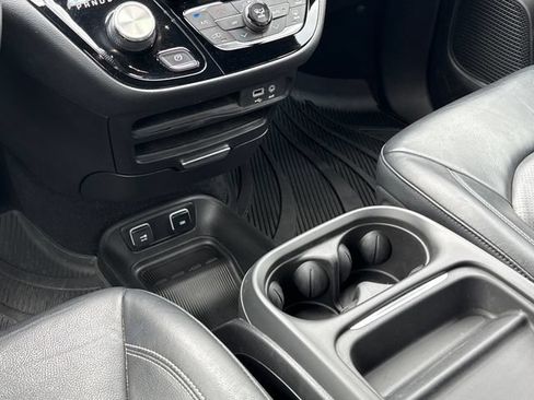 Used 2019 Chrysler Pacifica Touring-L w/ S Appearance Package FWD image 11
