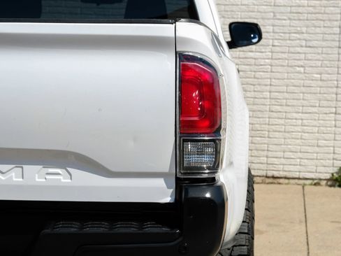 Used 2018 Toyota Tacoma SR image 33