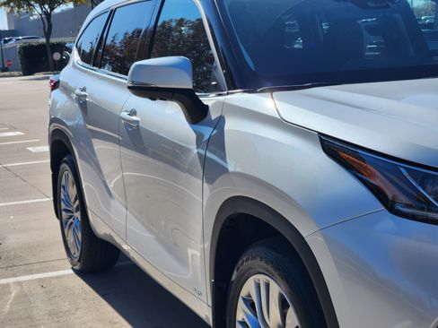 Used 2025 Toyota Highlander Platinum image 8