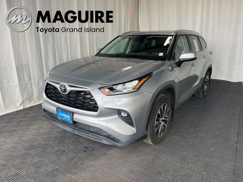 Used 2024 Toyota Highlander XLE AWD/4WD image 1