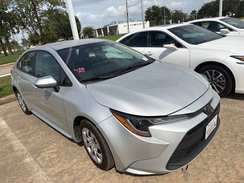 Used 2025 Toyota Corolla LE FWD image 6