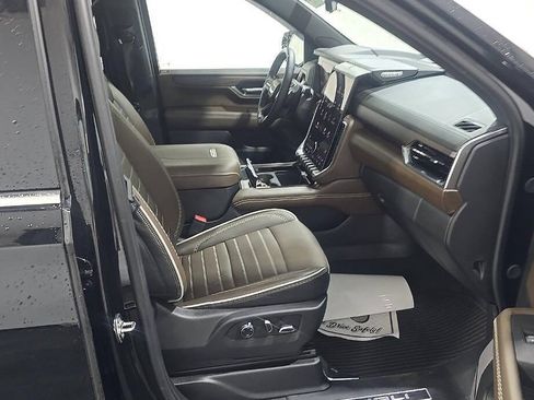 Used 2025 GMC Yukon Denali Ultimate AWD/4WD image 4