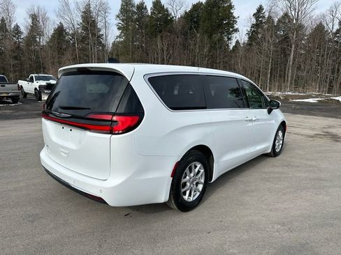 Used 2023 Chrysler Pacifica Touring-L FWD image 5