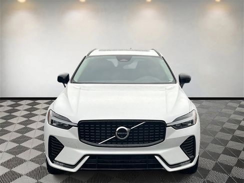Used 2023 Volvo XC60 B5 Plus image 8