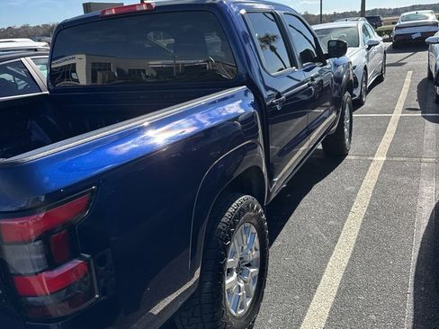 Used 2022 Nissan Frontier SV image 2