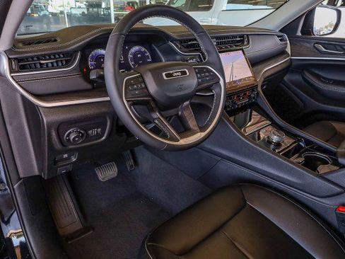 Used 2023 Jeep Grand Cherokee Limited image 11