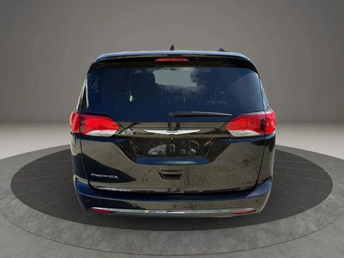 Used 2017 Chrysler Pacifica Touring-L image 4