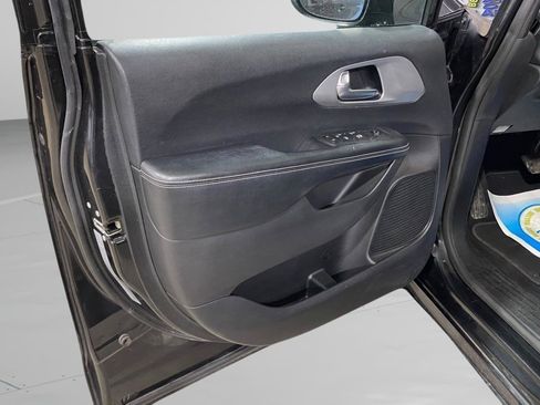 Used 2019 Chrysler Pacifica Touring-L w/ Advanced Safetytec Group FWD image 17