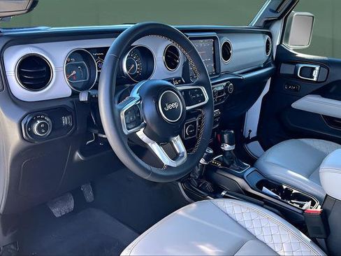 Used 2023 Jeep Gladiator Overland image 11