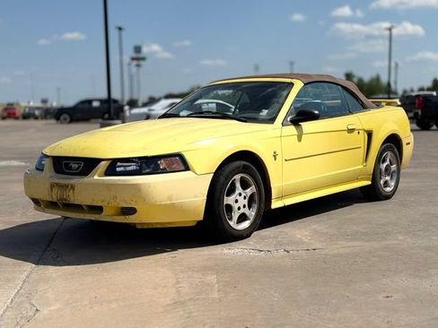 Used 2003 Ford Mustang Convertible RWD image 3