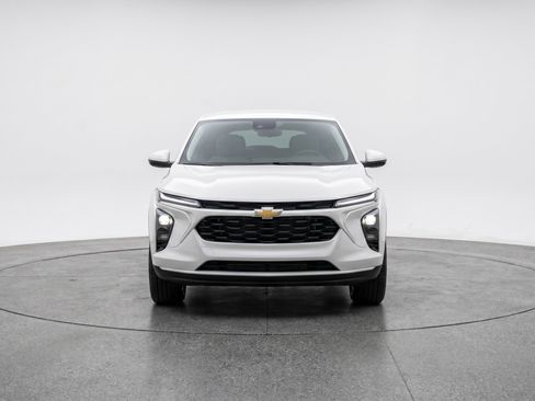 Used 2025 Chevrolet Blazer LT FWD image 2