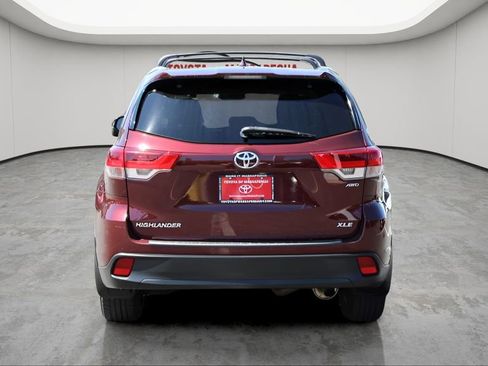 Used 2019 Toyota Highlander XLE AWD/4WD image 4