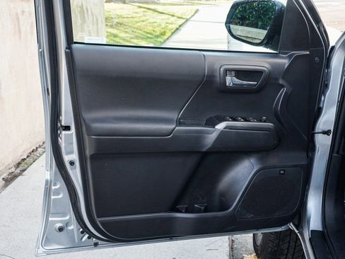 Used 2022 Toyota Tacoma TRD Sport image 9