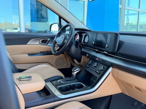 Used 2024 Kia Carnival LX image 24