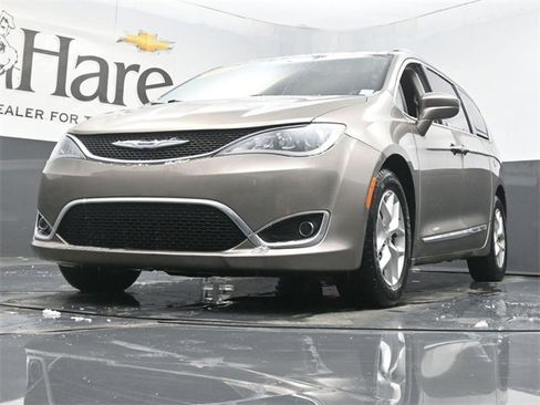 Used 2018 Chrysler Pacifica Touring-L Plus w/ Tire & Wheel Group image 4