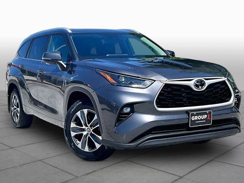 Used 2024 Toyota Highlander XLE AWD/4WD image 3