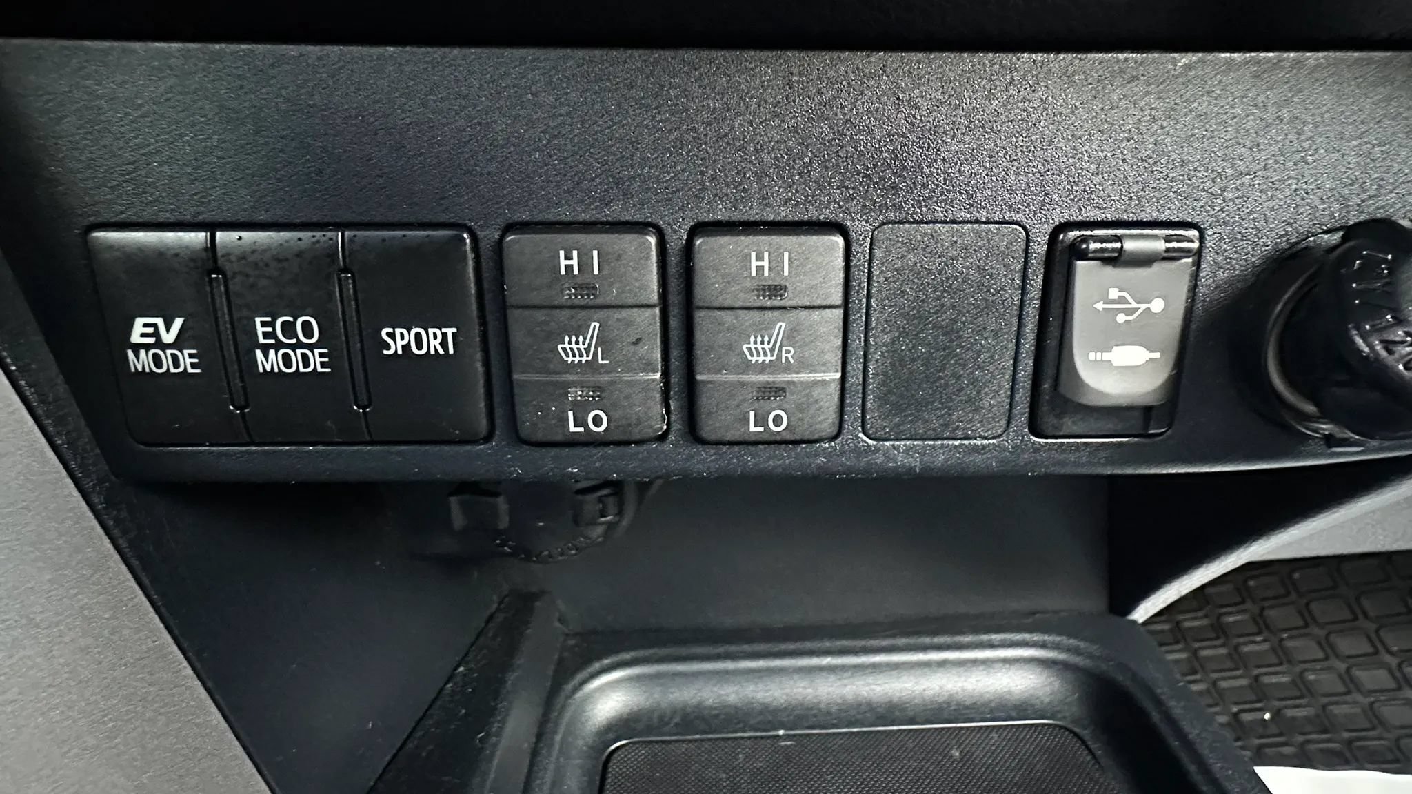 Used 2016 Toyota RAV4 Limited w/ Advanced Technology Package AWD/4WD image 24