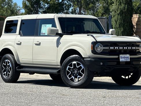 Used 2025 Ford Bronco Outer Banks AWD/4WD image 2