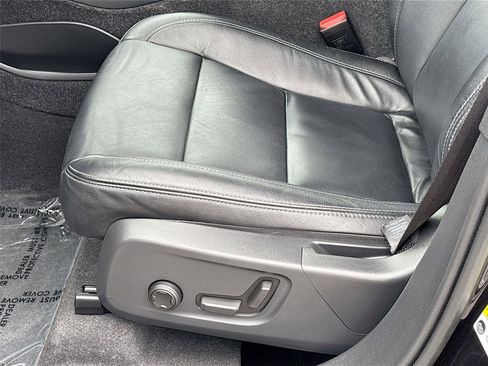 Used 2022 Volvo XC40 T5 Momentum image 19