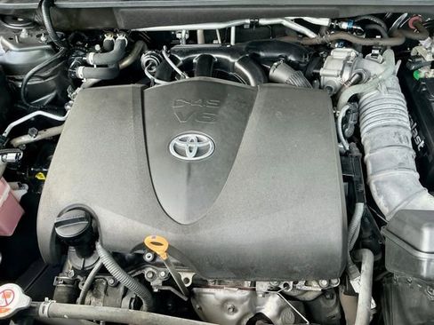 Used 2022 Toyota Highlander LE FWD image 7