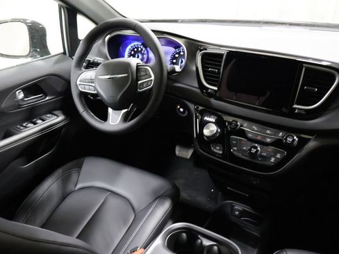 New 2026 Chrysler Voyager LX image 18