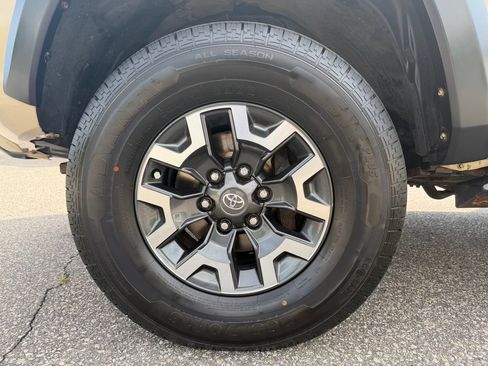 Used 2019 Toyota Tacoma TRD Off-Road w/ Technology Package AWD/4WD image 14